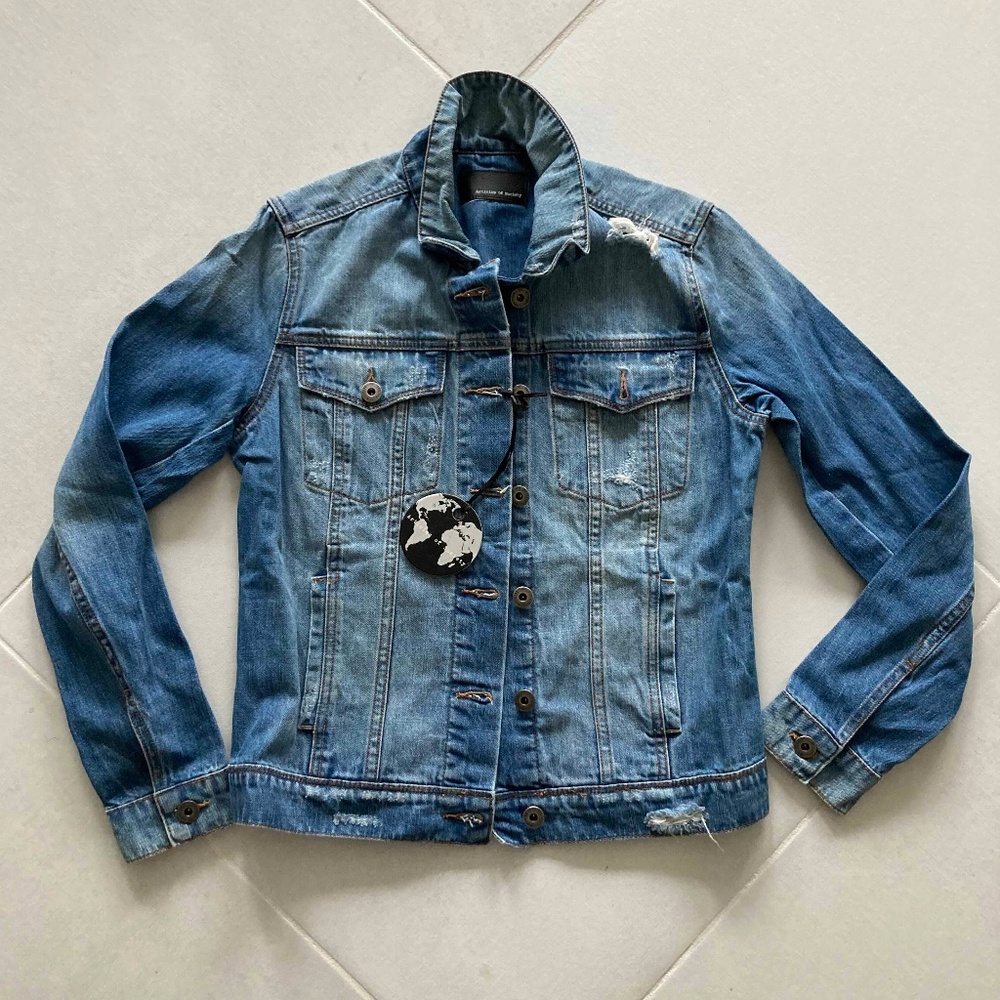 Women's fitted jean jacket